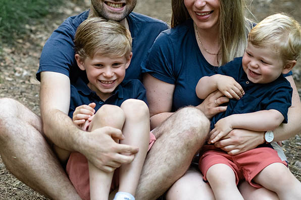 Photographe Dijon famille photo assise a rire