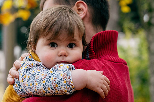 Photographe_famille_Dijon_bebe_calin_avec_papa