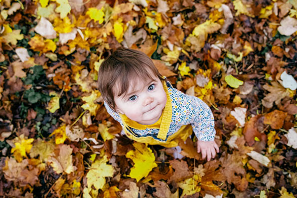 Photographe_famille_Dijon_bebe_dans_feuilles_d_automne