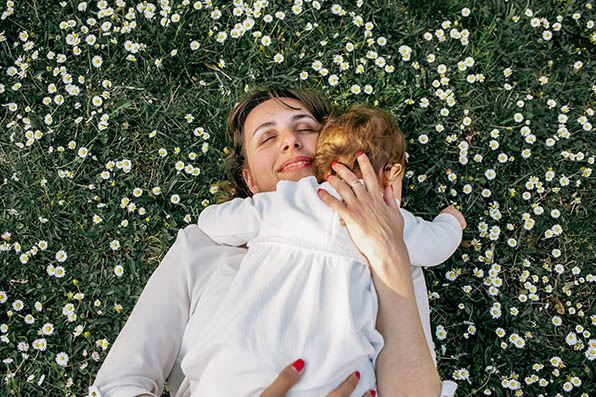 Photographe_famille_Dijon_calin_maman_et_fille_dans_les_paquerettes