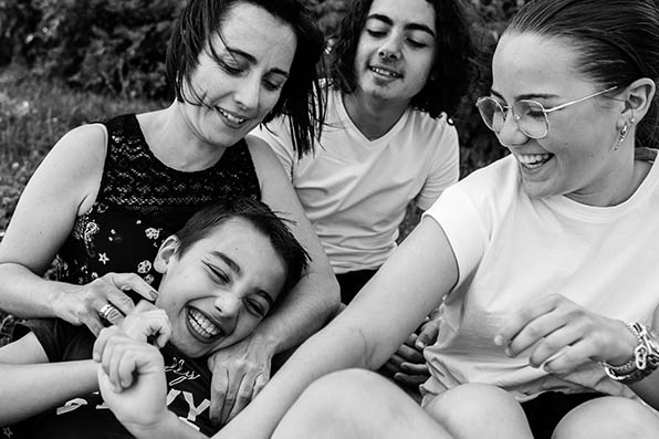 photographe famille dijon photographie une famille qui se fait des chatouilles