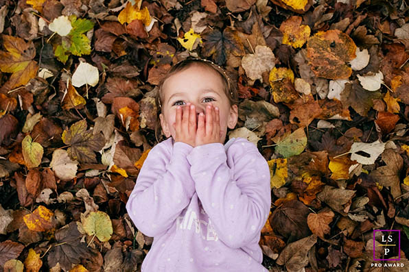 Photographe_famille_Dijon_filles_feuilles_d_automne