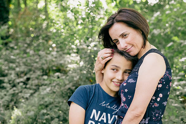 Photographe_famille_Dijon_fils_fait_calin_avec_maman