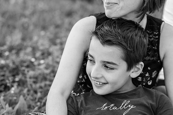 Photographe_famille_Dijon_fils_fait_calin_avec_maman_dans_ses_jambes