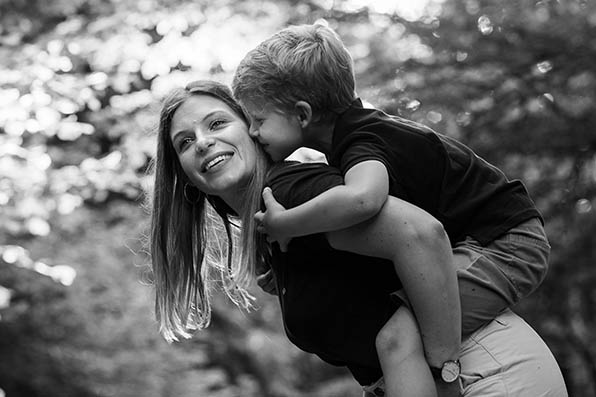 Photographe_famille_Dijon_maman_enfant_sur_le_dos