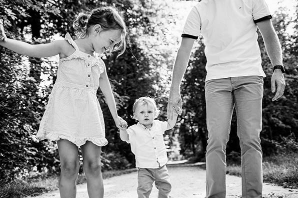 Photographe_famille_Dijon_soeur-fait-marcher_son_frere