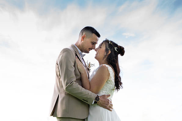 Photographe Dijon Bourgogne mariage couple dans le ciel