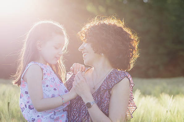 Photographe dijon famille maman et fille font un calin