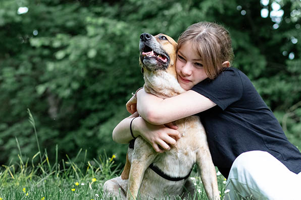 Photographe famille Dijon adolescente caline son chien