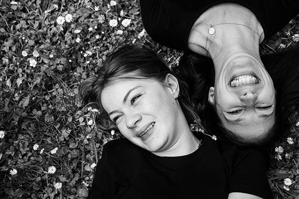 Photographe famille Dijon deux soeurs rient