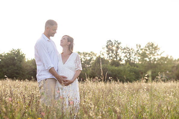Photographe grossesse famille Dijon couple attend bebe
