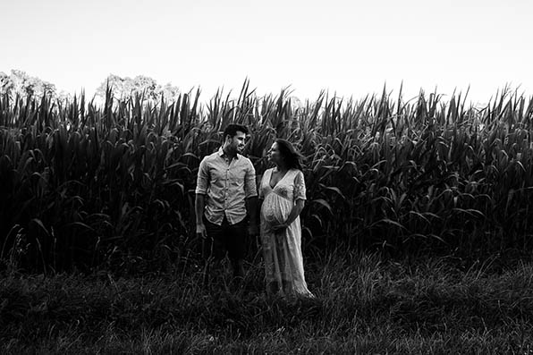 Photographe grossesse famille Dijon couple et femme enceinte dans les champs