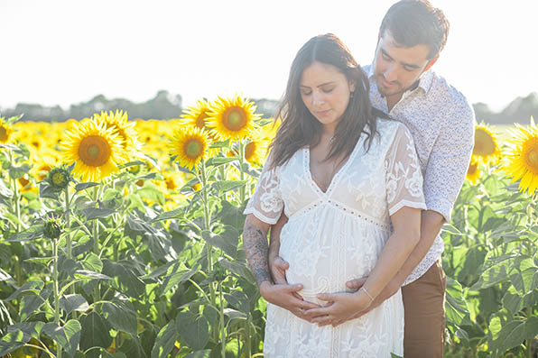Photographe grossesse famille Dijon couple femme enceinte da,s les champs de tournesols