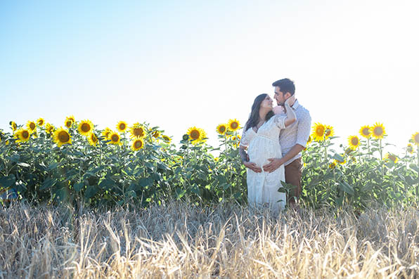 Photographe grossesse famille Dijon couple femme enceinte champs tournesols