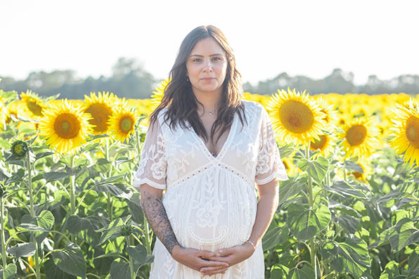 Photographe grossesse famille Dijon femme enceinte champs de tournesols