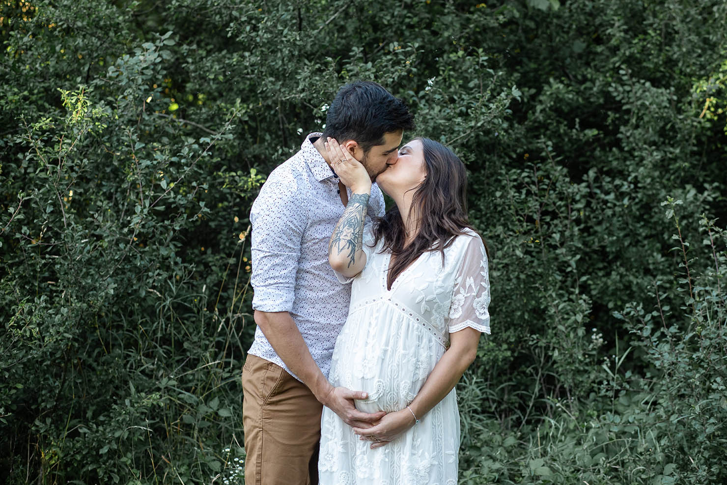 Photographe grossesse famille Dijon papa et maman s'embrassent