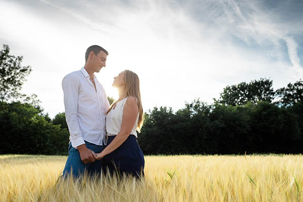 Photographe Dijon couple champs de blé se regarde amoureusement
