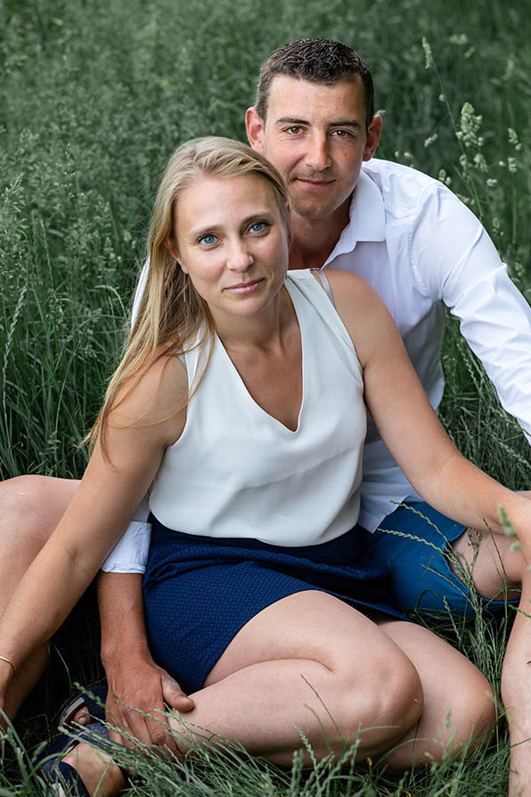 Photographe Dijon couple dans les herbes