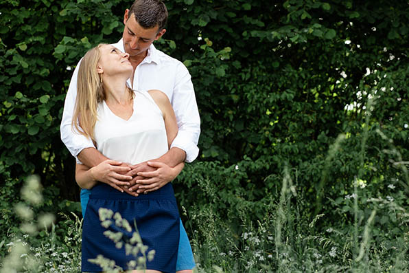 Photographe Dijon couple se regarde ensemble