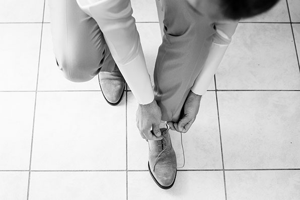 Photographe mariage dijon preparatifs chaussures