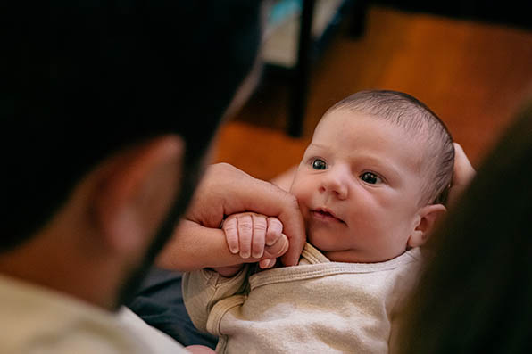 Photographe-naissance-Dijon-regard-bebe