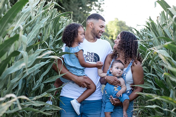 Photographe-famille-dijon-famille-tendresse-dans-les-champs