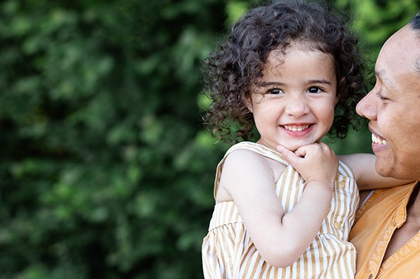 Photographe famille dijon maman et fille amour