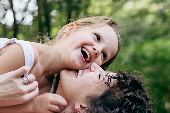 Photographe famille dijon maman et fille rires