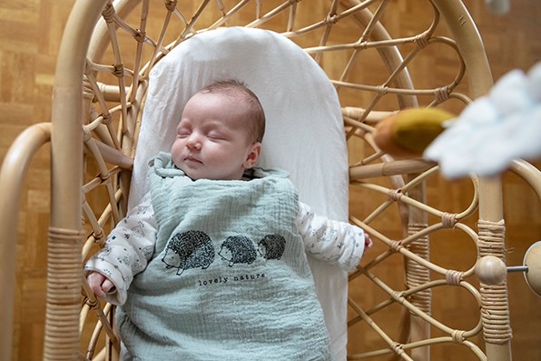 photographe-naissance-bebe-dijon-bourgogne-bebe-dans-son-berceau