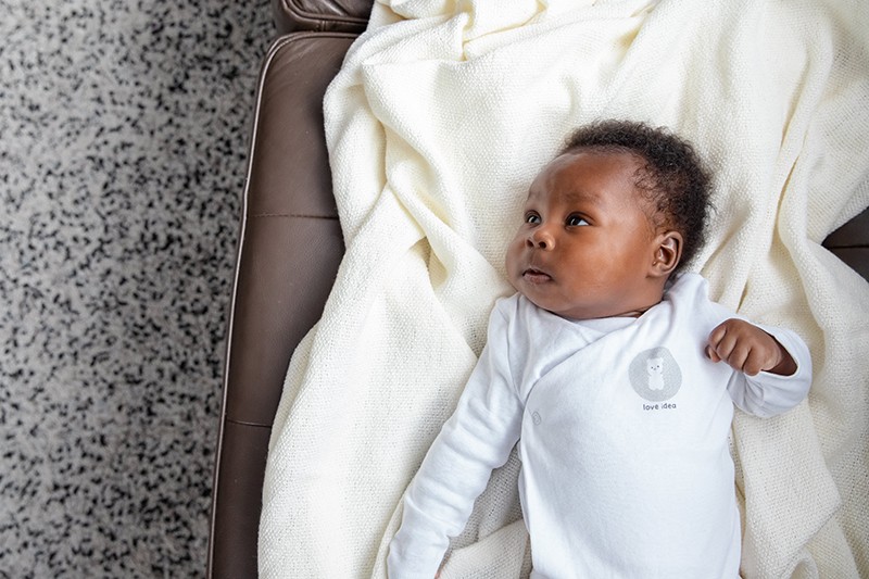 Photographe-dijon-naissance-bebe-sur-canape