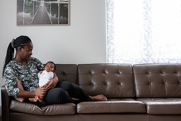 Photographe-dijon-naissance-maman-et-bebe-sur-canape