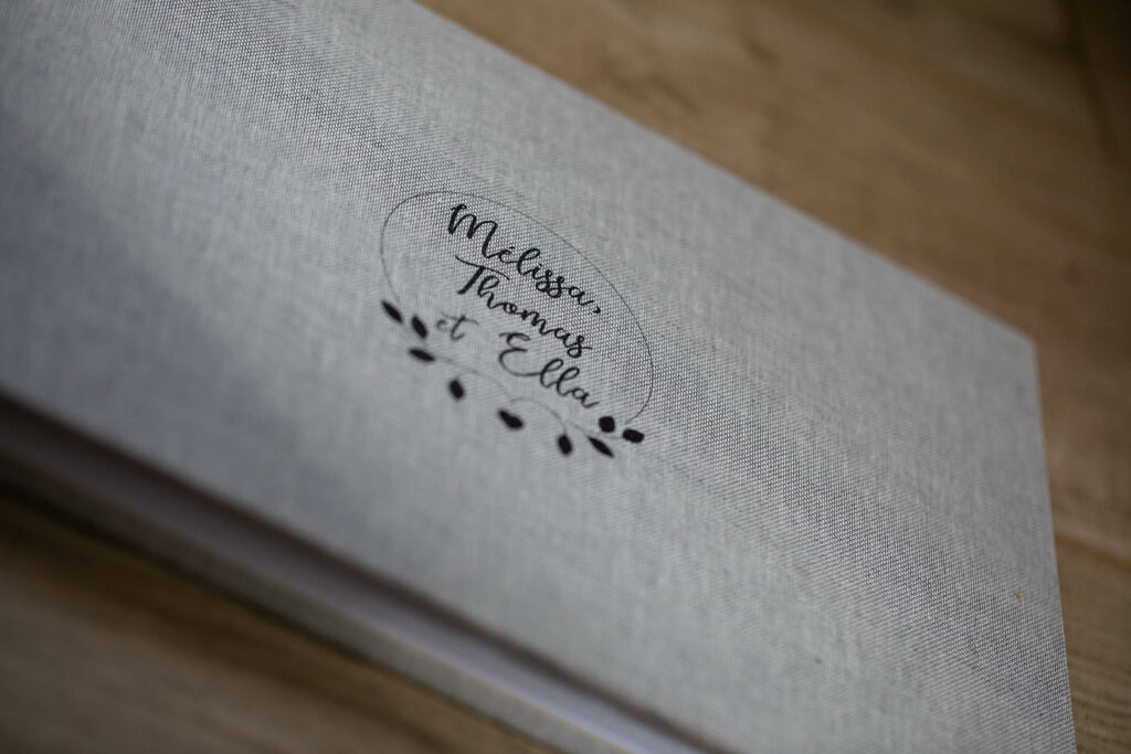 Découvrez pourquoi un album photo de mariage est un souvenir incontournable. En tant que photographe mariage à Dijon, je vous explique l'importance de préserver vos plus beaux souvenirs avec des images authentiques et intemporelles, tout en vous présentant mon style documentaire et lifestyle. Revivez vos moments précieux et créez un véritable patrimoine familial.