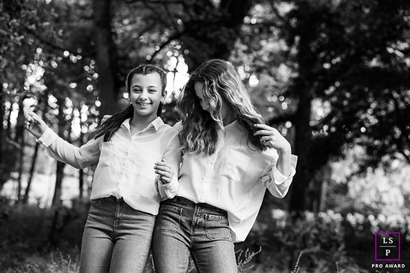 Photographe-Dijon-famille deux sœurs dansent