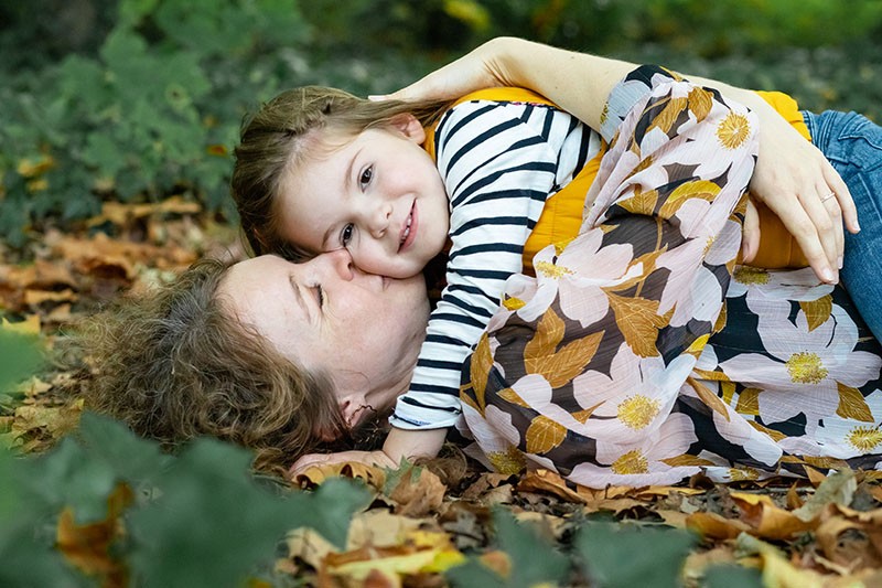 Photographe famille dijon calin maman et fille