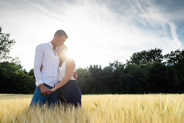 Photographe dijon beaune dole couple champs de ble