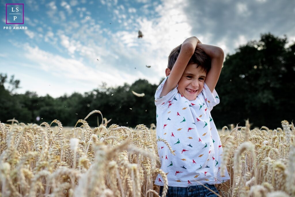 Photographe-Dijon-Beaune-Dole-famille-garcon-dans-champs-ble