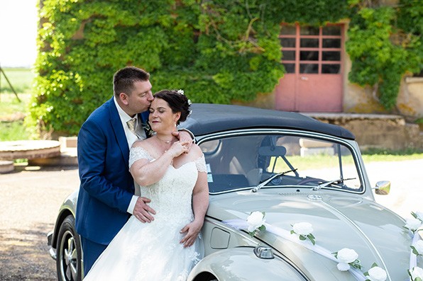 Photographe-Dijon-beaune-dole-mariage-Bourgogne-Cote-d-Or-couple-voiture-tendresse