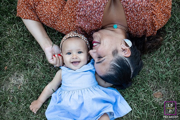 Photographe-Dijon-famille-Beaune-Dole-maman-et-sa-fille-allongee