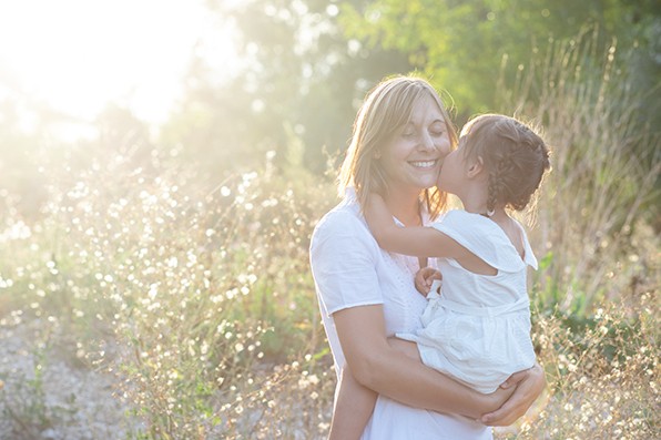 Photographe-dijon-famille-maman-et-fille-coucher-de-soleil.