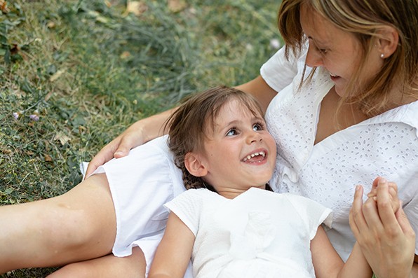 Photographe-dijon-famille-maman-et-fille-tendresse-dans-les-bras