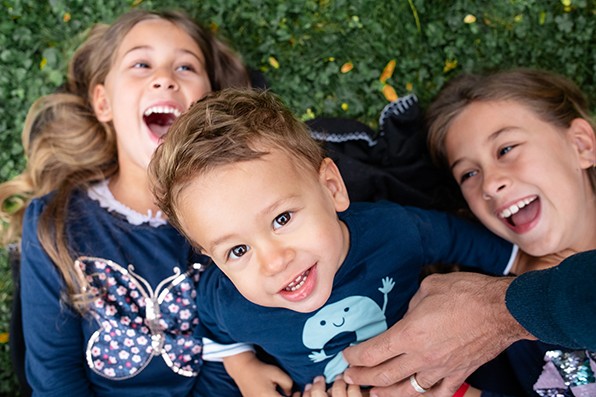 Photographe-famille-Dijon-Beaune-Dole-enfants-rient-ensemble