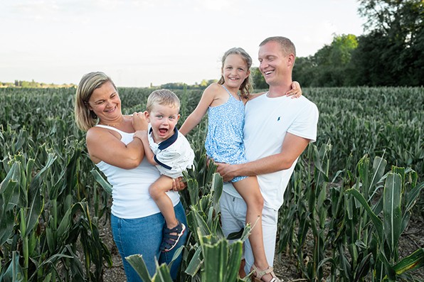 Photographe-famille-Dijon-Beaune-Dole-famille-dans-les-champs