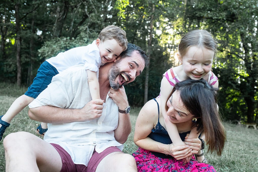 Photographe famille dijon photographie une famille qui s'amuse