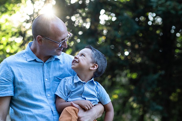 Photographe-famille-Dijon-Beaune-Dole-garcon-et-papa-rient