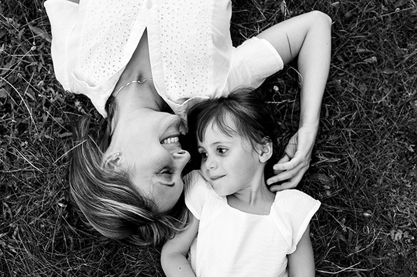 Photographe-famille-Dijon-Beaune-Dole-maman-et-fille-allongees-noir-et-blanc