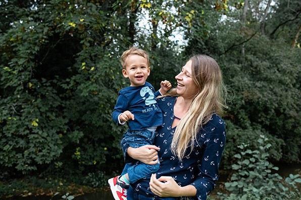 Photographe-famille-Dijon-Beaune-Dole-maman-et-garcon-dans-les-bras