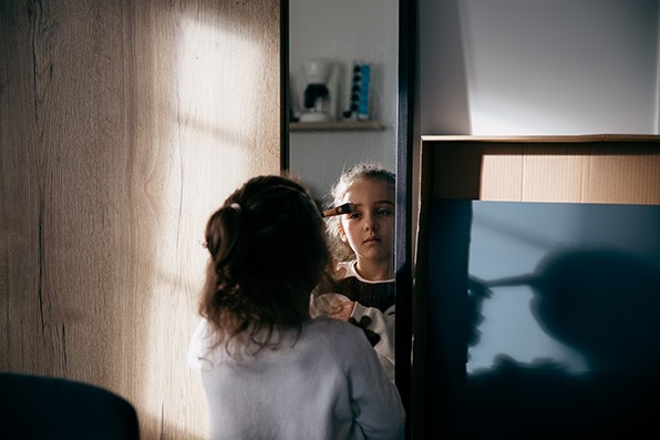 Photographe-famille-domicile-dijon-bourgogne fille se maquille