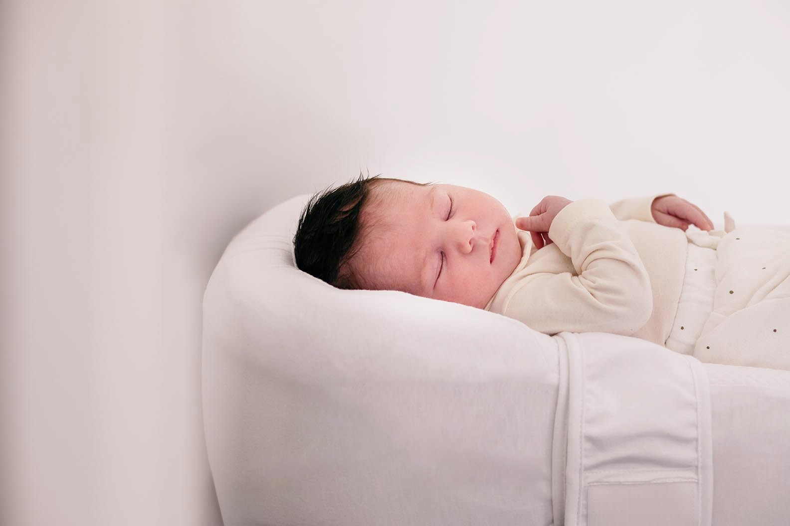 Photographe naissance bebe dijon endormi coussin
