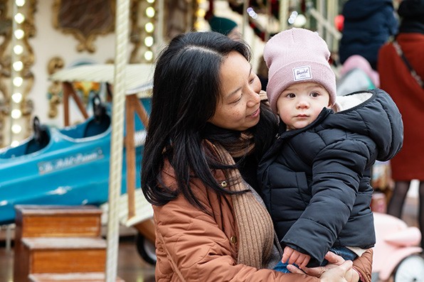 Photographe-famille-dijon-Noel-calin-maman-manege