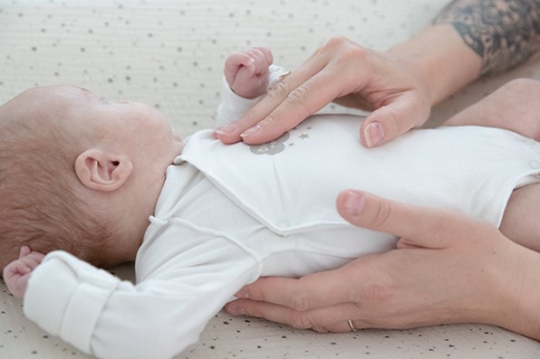 Photographe-Dijon-bain-bebe-enveloppe-massage